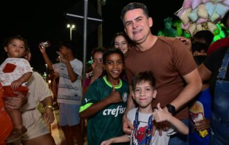 David Almeida recebe carinho da população em Dia das Crianças do Parque Gigantes da Floresta