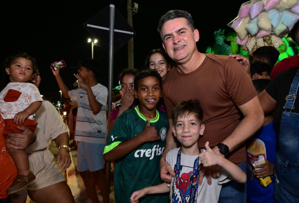 David Almeida recebe carinho da população em Dia das Crianças do Parque Gigantes da Floresta