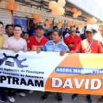 david-e-abracado-por-feirantes
