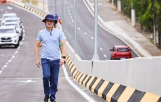 David vistoria viaduto Márcio Souza antes de inaguração no aniversário de Manaus