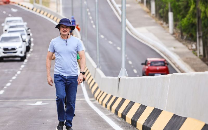 David vistoria viaduto Márcio Souza antes de inaguração no aniversário de Manaus
