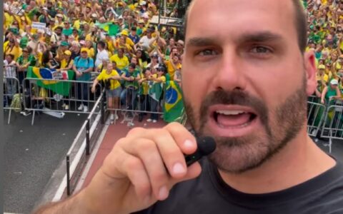 eduardo-bolsonaro-chega-a-mana