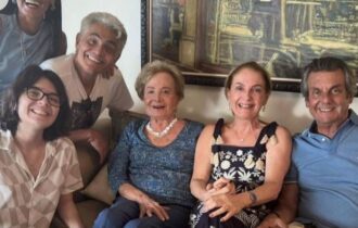 Glória Menezes festeja seus 90 anos com a família