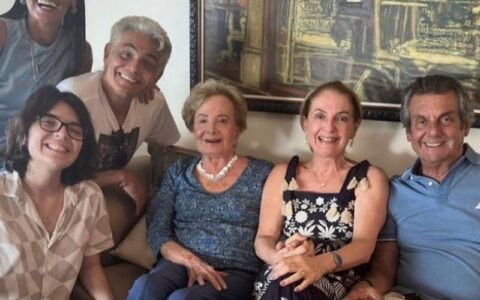 Glória Menezes festeja seus 90 anos com a família
