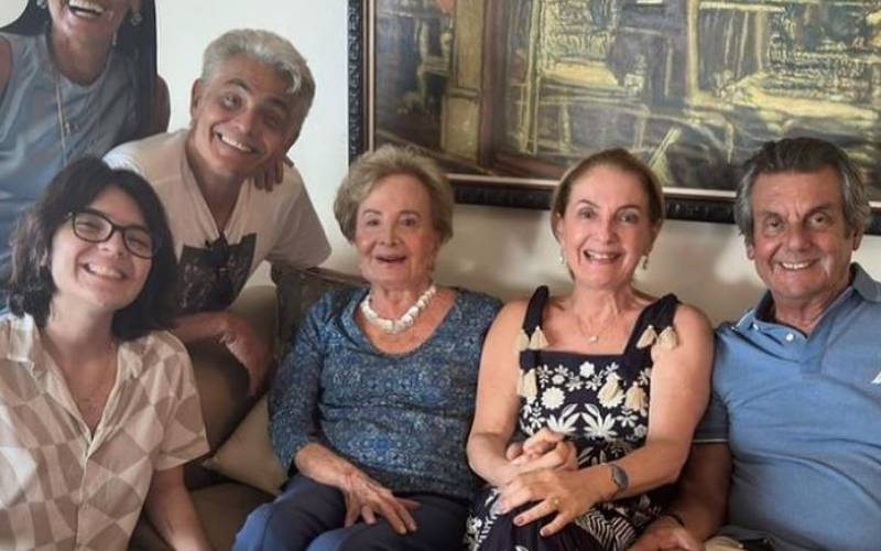 Glória Menezes festeja seus 90 anos com a família