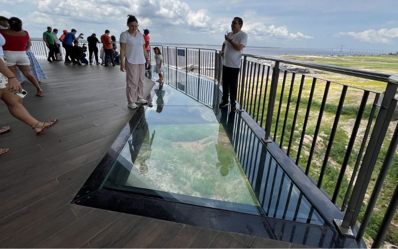 Inauguração de Skyglass vira presente de aniversário para os 355 anos de Manaus