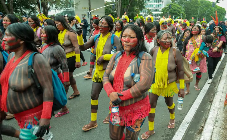 indigenas-marcham-em-brasilia-