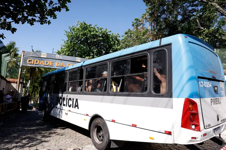 mais-de-200-torcedores-do-pena