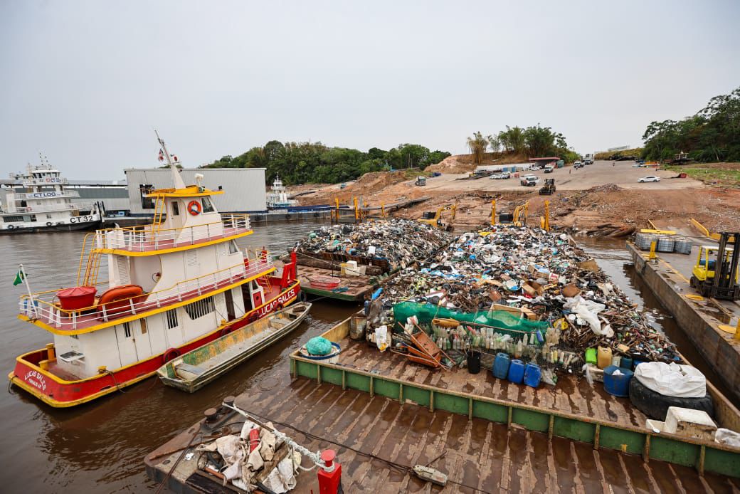 Operação retira 195 toneladas de lixo retiradas da orla nos rios em Manaus