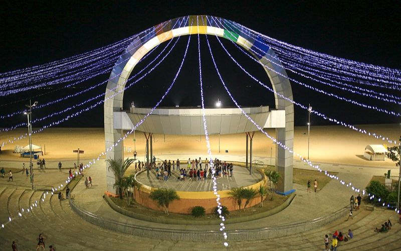 ponta-negra-e-palco-de-noite-g