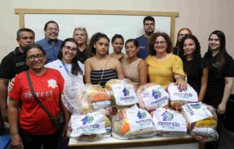 secretaria-entrega-kits-do-mer