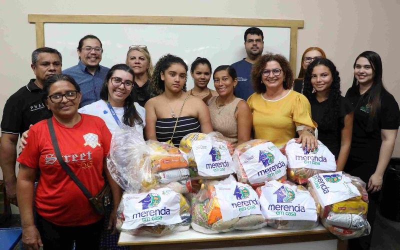 secretaria-entrega-kits-do-mer