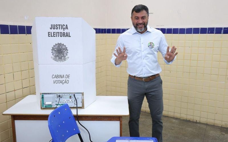 Sem a companhia de Roberto Cidade, Wilson Lima vota em Manaus e destaca candidato do União Brasil