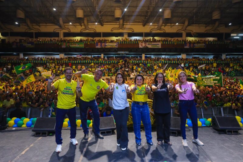 'Temos um sonho para Manaus', diz Damares em discurso durante comício de Bolsonaro e Alberto Neto