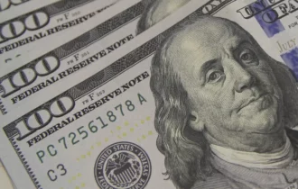 Dólar cai para R$ 5,76 e fecha no menor nível desde novembro