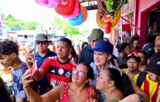 David Almeida realiza caminhada no bairro Santa Etelvina e recebe apoio de moradores