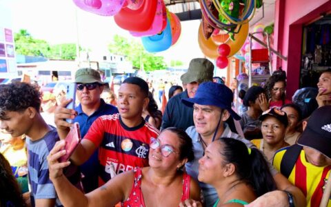David Almeida realiza caminhada no bairro Santa Etelvina e recebe apoio de moradores
