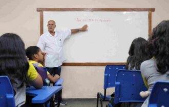 Dia do Professor: desvalorização e más condições afastam jovens da docência