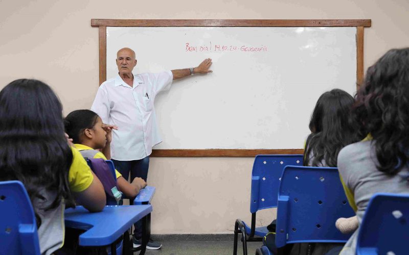 Dia do Professor: desvalorização e más condições afastam jovens da docência
