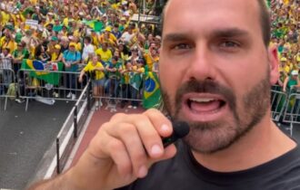 eduardo-bolsonaro-chega-a-mana