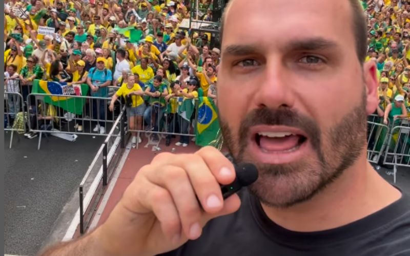 eduardo-bolsonaro-chega-a-mana