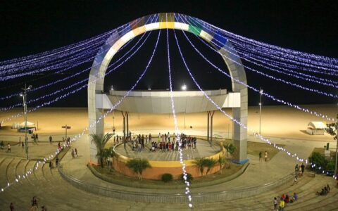ponta-negra-e-palco-de-noite-g