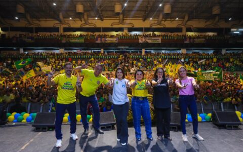'Temos um sonho para Manaus', diz Damares em discurso durante comício de Bolsonaro e Alberto Neto