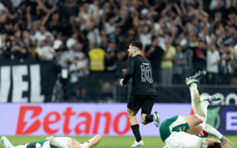 Corinthians vence clássico com o Palmeiras para se afastar do Z4