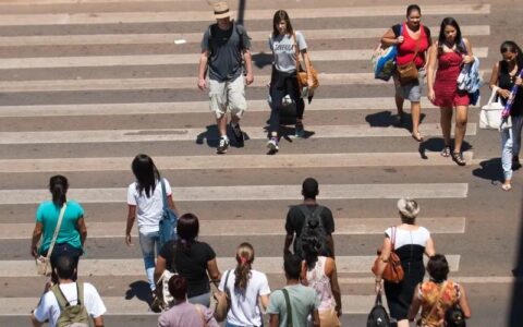 Expectativa de vida ao nascer no Brasil sobe para 76,4 anos em 2023