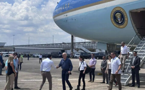 biden-sobrevoa-amazonia-ao-lad