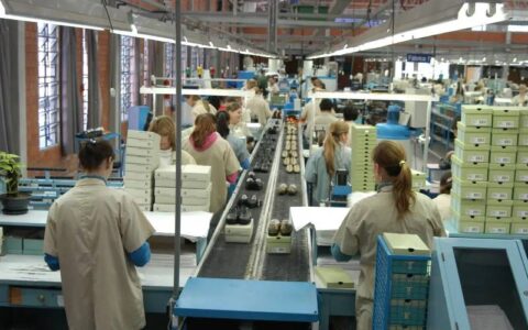 Contratações do setor industrial têm salto de 75% e jovens são maioria