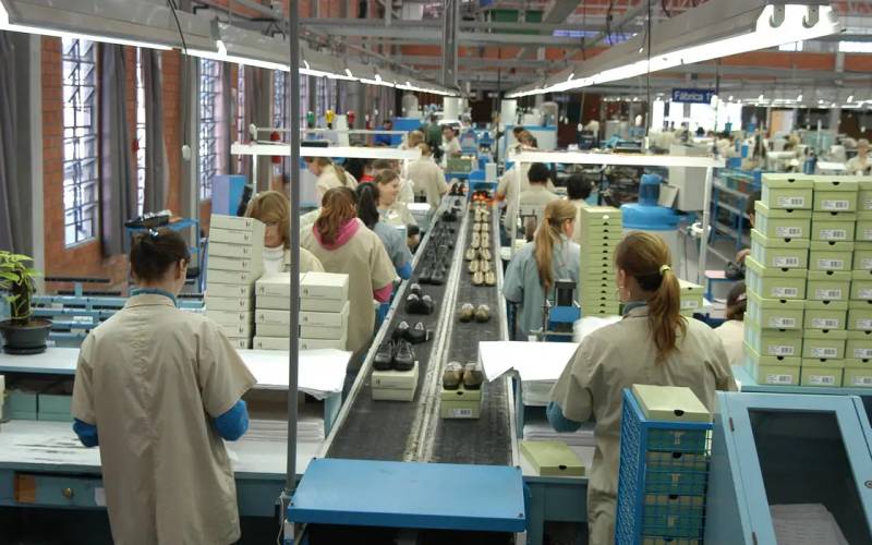 Contratações do setor industrial têm salto de 75% e jovens são maioria