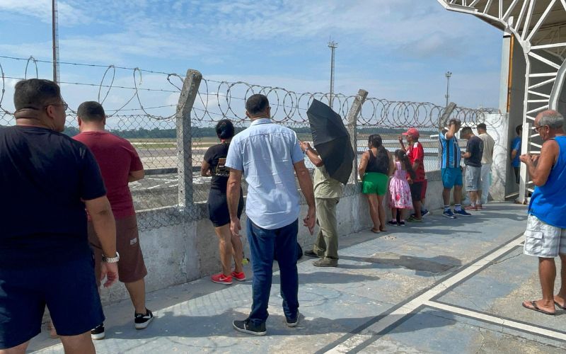 entusiastas-aguardam-ansiosos-