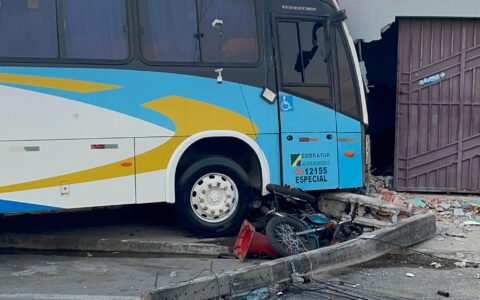 microonibus-bate-em-veiculos-e