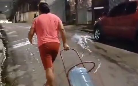 Moradora do Mauzinho caminha para buscar encontrar água - Foto: Reprodução/WhatsApp