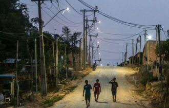 Iluminação LED atende bairros da capital amazonense - Foto: Márcio Melo/ Seminf