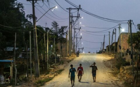 Iluminação LED atende bairros da capital amazonense - Foto: Márcio Melo/ Seminf
