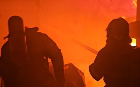 bombeiros-combatem-incendio-em