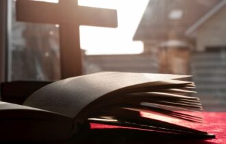 criminosos-invadem-igreja-e-fu