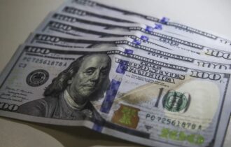 dolar-fecha-abaixo-de-r-6-pela