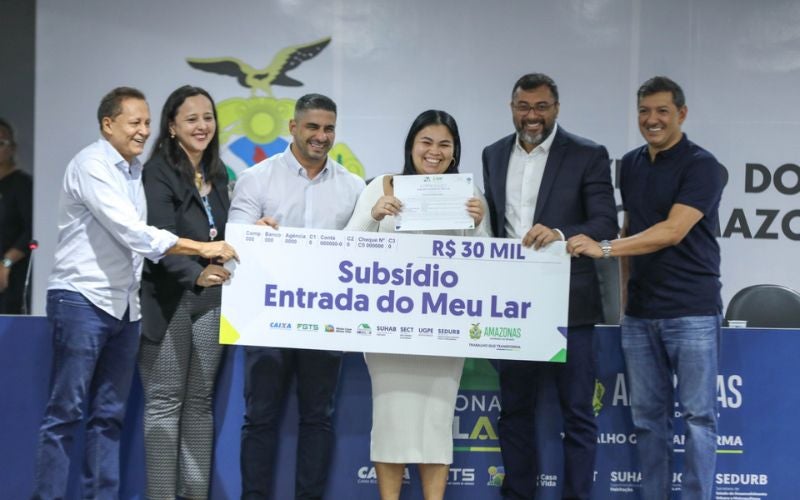 Wilson efetua pagamentos às famílias contempladas por subsídio do ‘Amazonas Meu Lar’