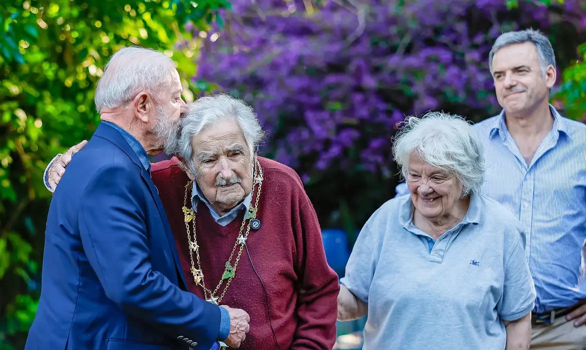 lula-condecora-pepe-mujica-e-o