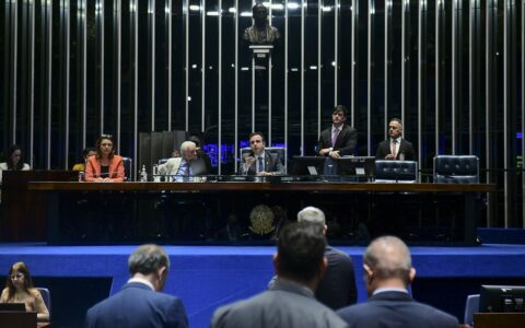 senado-aprova-teto-para-salari