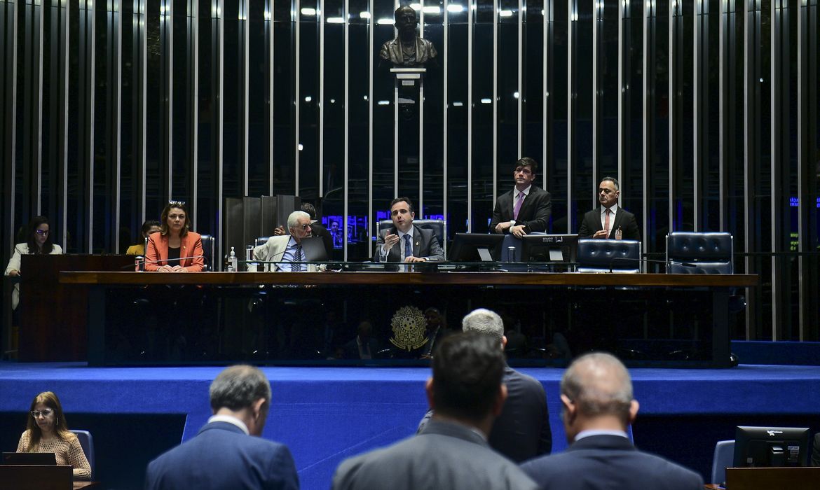 senado-aprova-teto-para-salari