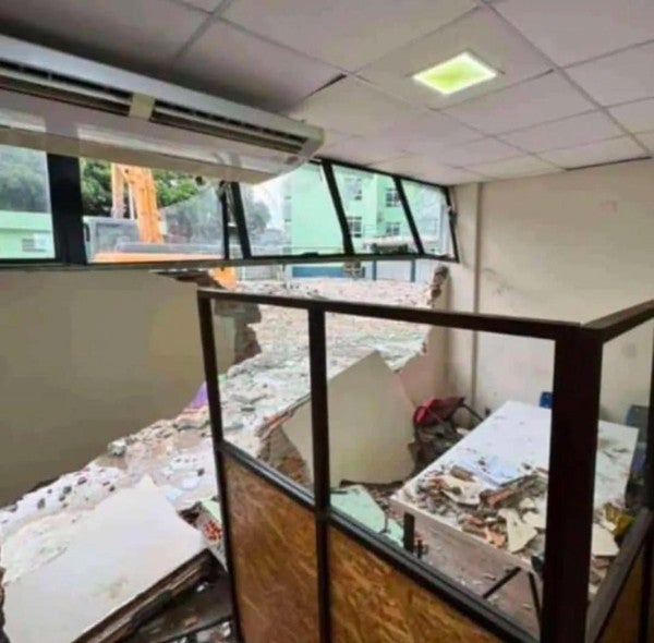 Trator destrói paredes na UEA e atinge alunos; universidade prestou apoio
