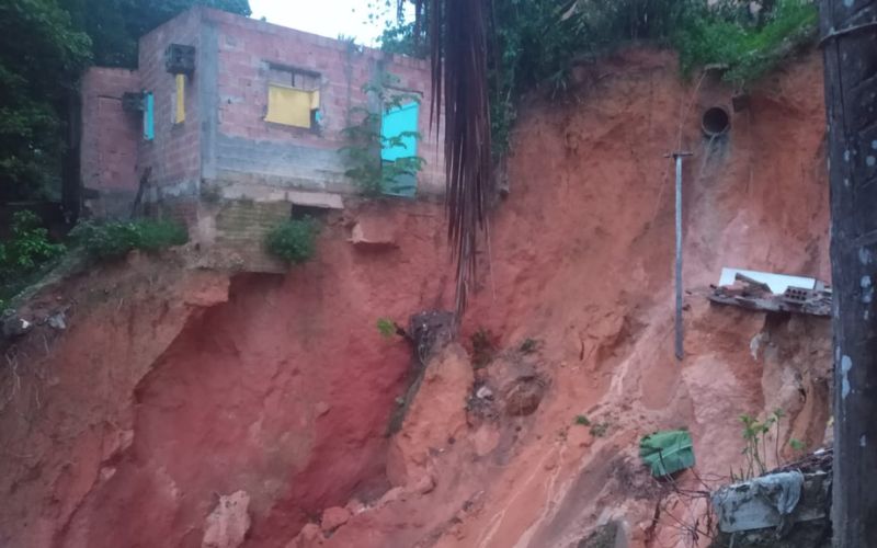 Cratera engole casas no Mauazinho 2 - Foto: Disponibilizado para o AM1