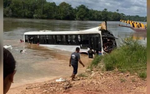crianca-morre-apos-onibus-cair