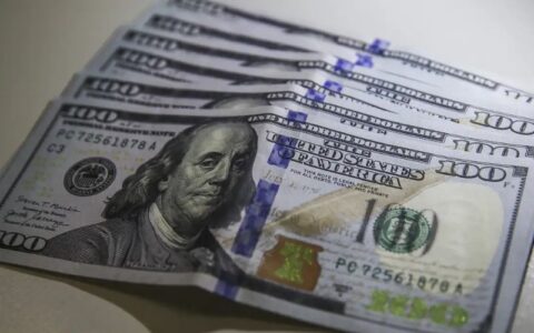 dolar-fecha-abaixo-de-r-6-pela