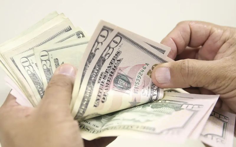 dolar-sobe-para-r-618-influenc