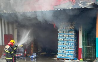 Incêndio na rua Fuxico - Foto: Celso Maia/AM1